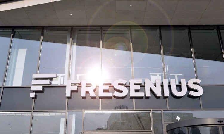 Fresenius Aktie - Bild vom Firmenschriftzug auf Firmengebäude schimmert im Licht