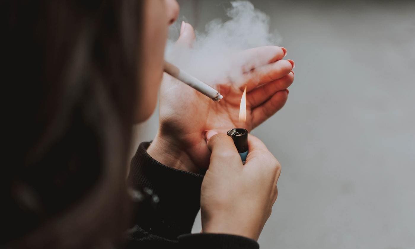 Analyse der British American Tobacco Aktie - Frau mit Zigarette