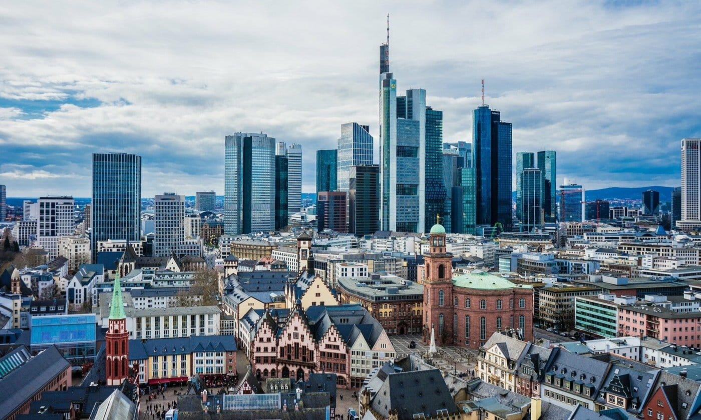 Deutsche Wohnen Aktie - Bild von Frankfurter Skyline mit Immobilien Hochhäusern