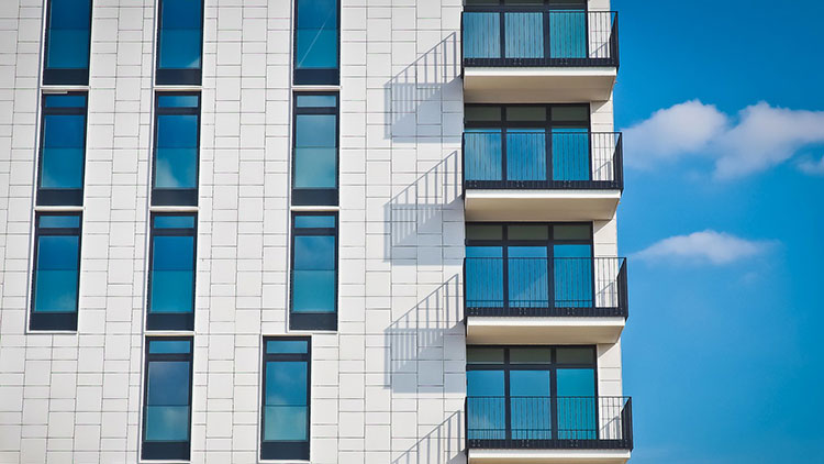 LEG Immobilien Aktie - Bild von Haus mit Balkonen und Himmel im Hintergrund