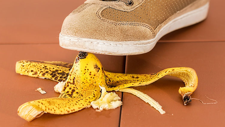 Talanx Aktie - Bild von Schuh der auf eine Banane tritt
